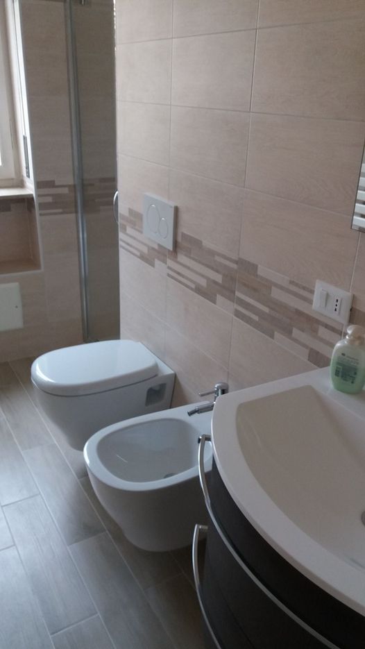 oltre al rifacimento completo di questo bagno a Verona abbiamo