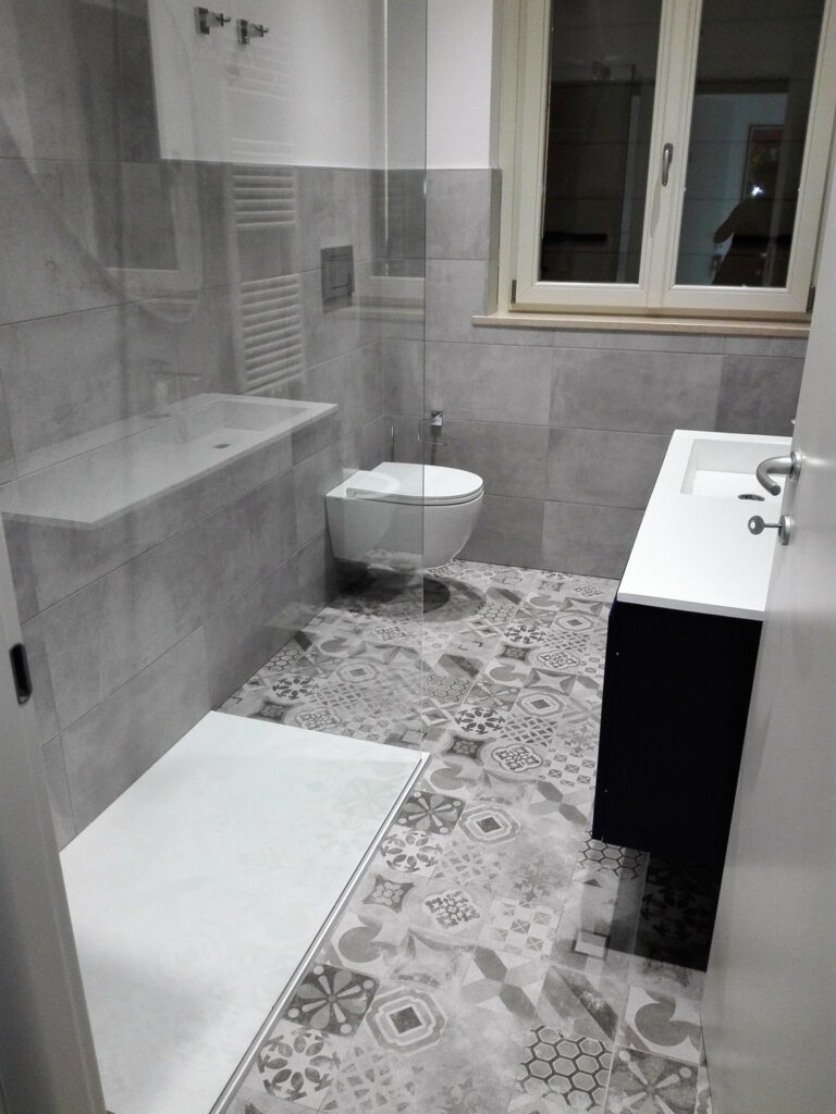 Ecco un altro esempio di bagno funzionale e pratico la rimozione