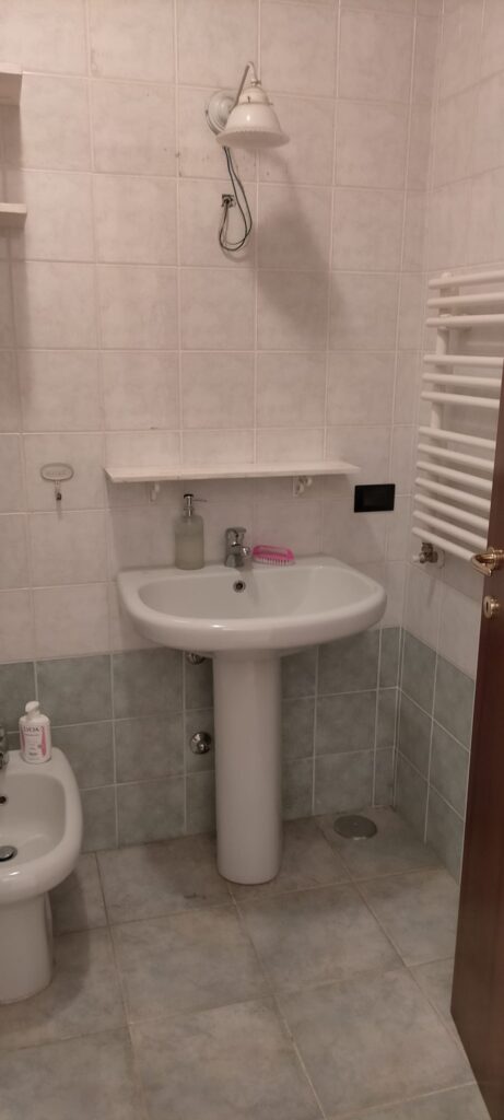 Il prima e dopo di due bagni che nella ristrutturazione